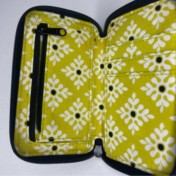 VERA BRADLEY All In One Wristlet in the pattern Baroque Zip ID Wallet - Picture 8 of 8